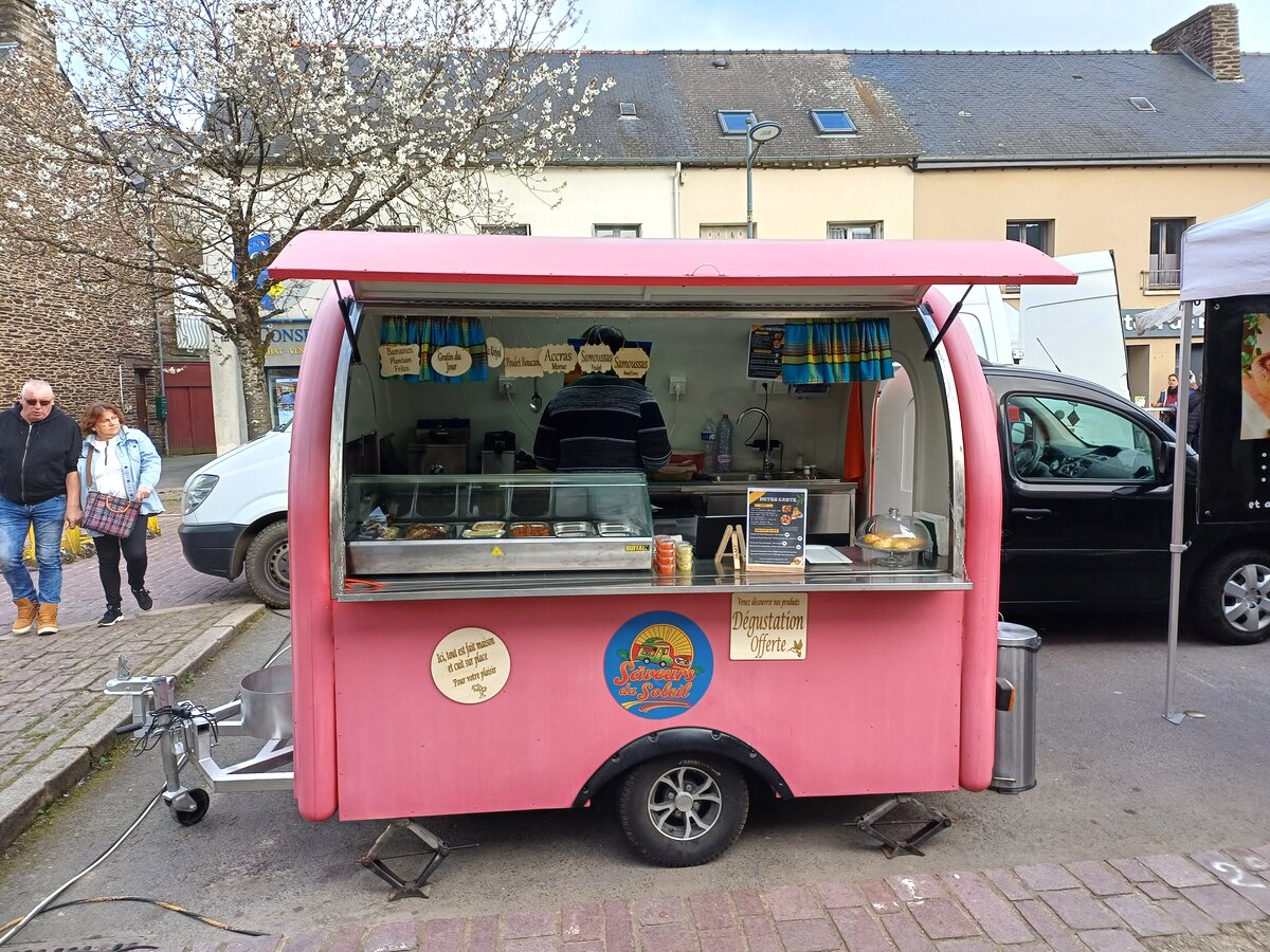 Le camion rose KaribTruck au marché