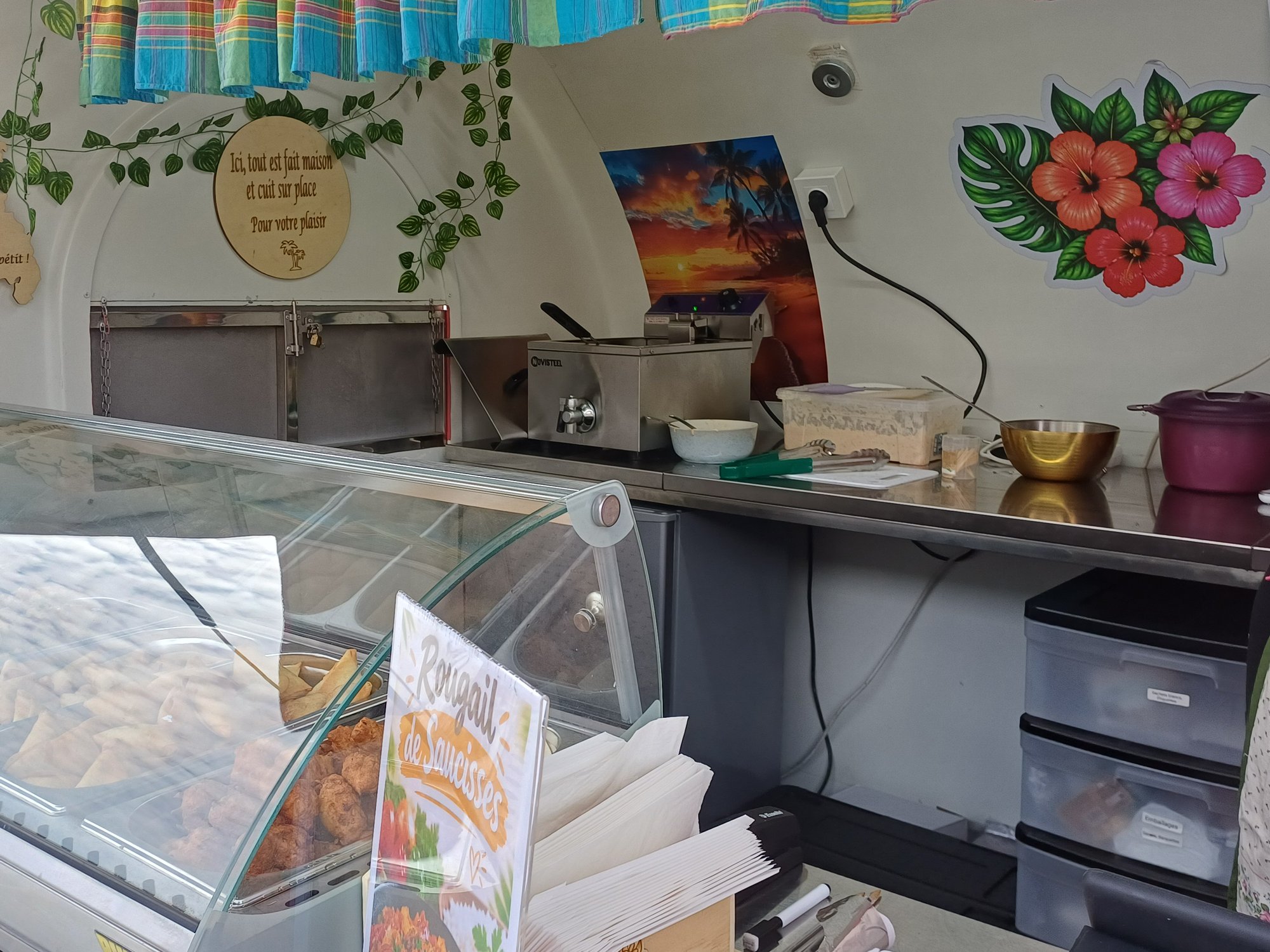 L’intérieur du camion décoré d’hibiscus